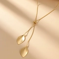 Collana a catena serpente dorata regolabile con doppi pendenti a goccia su sfondo beige - Stile Foglia d'Oro (C5425)