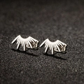 Orecchini a perno a sole in argento minimalista con raggi geometrici su sfondo nero - Argento