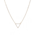 Collar con colgante de triángulo geométrico hueco en acabado dorado sobre fondo blanco - Dorado (N361)