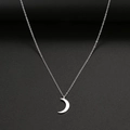 Minimalistische silberne Mond-Halskette mit poliertem Edelstahl-Anhänger an einer Gliederkette - Silber (N238)