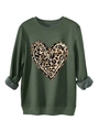 Dettaglio felpa verde scuro con stampa a cuore leopardato e morbida texture in pile - S / Verde Militare