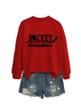 Detalle del conjunto de sudadera roja Hockey Grandma y shorts vaqueros desgastados - S / Rojo Brillante (Fuente Negra)