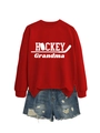 Detalle de sudadera roja Hockey Grandma con estampado blanco y shorts vaqueros deshilachados - S / Rojo Brillante (Fuente Blanca)