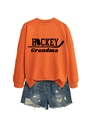 Vue de face du sweat orange Hockey Grandma avec un short en jean bleu délavé - Orange (Police Noire)