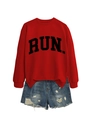 Detail van rode sweater met RUN-letters en denim short met gerafelde randen en gaten - S / Helrood (Zwart Lettertype)