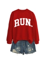Detail van rood RUN-sweatshirt en distressed denim short voor een trendy streetwear look - S / Helrood (Wit Lettertype)