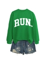 Platte weergave van groene RUN-sweater gecombineerd met versleten blauwe denim shorts - S / Grasgroen (Wit Lettertype)
