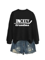 Détail du sweat-shirt noir HOCKEY Grandma associé à un short en jean bleu délavé - Noir (Police Blanche)