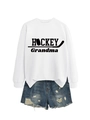 Mise à plat d'un sweat blanc Hockey Grandma et d'un short en jean bleu délavé - Blanc (Police Noire)