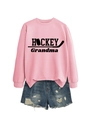 Détail du sweat rose HOCKEY Grandma et short en jean déchiré avec graphismes de hockey sur glace - Rose (Police Noire)