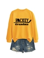 Détail à plat du sweat Hockey Grandma jaune avec short en jean et motif de bâtons de hockey - Jaune (Police Noire)
