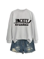 Mise à plat d'un sweat-shirt gris Hockey Grandma avec short en jean sur fond blanc - Gris (Police Noire)