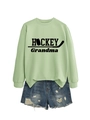 Mise à plat du sweat-shirt vert clair HOCKEY Grandma avec un short en jean bleu - Vert Olive (Police Noire)