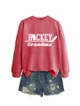 Mise à plat du sweat-shirt rouge Hockey Grandma avec short en jean sur fond blanc - Rouge (Police Blanche)
