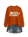 Détail du sweat Hockey Grandma orange avec poignets côtelés et short en jean bleu - Orange Brûlé (Police Blanche)