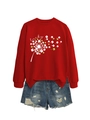 Dettaglio della felpa rossa con stampa trifoglio Lucky e pantaloncini di jeans strappati - S / Rosso (Stampa Bianca)