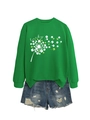 Dettaglio della stampa a trifoglio su felpa verde con pantaloncini in denim strappati - S / Verde erba (Grafica bianca)