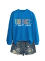 Sweat bleu avec texte FUN FACT et short en jean déchiré sur fond blanc épuré - S / Imprimé Fleur Blanche / Bleu lac