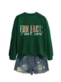 Détail du sweat vert foncé avec inscription et short en jean déchiré en ensemble décontracté - S / Imprimé Fleur Blanche / Vert clair