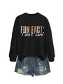 Mise à plat de sweatshirt noir 'I don't care' et mini short en jean bleu délavé usé - S / Imprimé Fleur Blanche / Noir