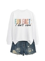 Mise à plat d'un sweat en coton blanc avec slogan et d'un short en jean délavé - S / Noir Imprimé / Blanc