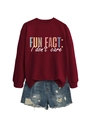 Détail du sweat-shirt bordeaux avec imprimé Fun Fact et short en jean bleu délavé - S / Imprimé Fleur Blanche / Bordeaux