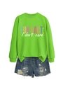 Mise à plat d'un sweat vert néon avec texte et d'un short en jean usé - S / Imprimé Fleur Blanche / Vert Fluorescent