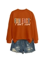 Tenue à plat d'un sweat orange avec inscription et d'un short en jean bleu délavé - S / Imprimé Fleur Blanche / Orange Brûlé