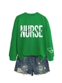 Dettaglio della felpa verde Nurse Future con pantaloncini in denim strappati - S / Felpa Verde Erba (Grafica Bianca)