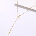 Minimalistische goldene Y-Halskette mit Dreiecksglied und vertikalem Stabanhaenger - Gold (N465)
