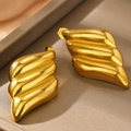 Detalle de los pendientes de ala chapados en oro de 18K con textura ondulada pulida - Estilo de Ala de Ola Dorada (C2231)