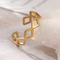 Anello aperto geometrico dorato con motivo a rombi cavi e finitura in metallo lucido - Stile Cavo a Rombo Geometrico Dorato (B4475)