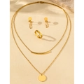 Gepolijste gouden set met dubbellaagse ketting, kettingoorbellen en een golvende ring - Gouden Stijl (C5837)