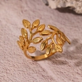 Detail von Goldblatt und Zweig Design auf einem verstellbaren Edelstahlring - Goldener Stil (C3329)