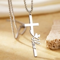 Vista macro del collar de cruz de acero inoxidable personalizado con corazón y nombre - Estilo de Nombre Personalizado Plateado (T12)