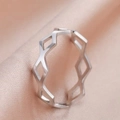 Anello geometrico d'argento minimalista con motivi a rombi su sfondo di seta rosa - Stile Cavo a Rombo Geometrico Argentato (B4476)