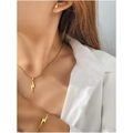 Set di gioielli a forma di fulmine dorato con collana, orecchini e bracciale su modella - Set Fulmine Oro(C4147)