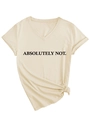 Detail van beige T-shirt met V-hals en ABSOLUTELY NOT tekst met geknoopte zoom design - S / Knoopzoom Stijl (3812) / Zand (Zwart Lettertype)