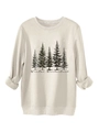 Detail des Winter Wonderland Kieferndrucks auf cremefarbenem Plüsch-Sweatshirt - S / Sandfarben