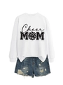 Vue à plat du sweat blanc Cheer MOM avec un short en jean bleu délavé et effiloché - Sweat-shirt Blanc (Imprimé Noir)