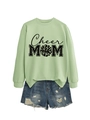 Détail du sweat vert clair Cheer MOM avec short en jean bleu effiloché sur fond blanc plat - Sweat-shirt Vert Olive (Imprimé Noir)