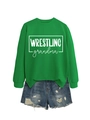Dettaglio della felpa verde Wrestling Grandma con pantaloncini di jeans blu strappati - S / Verde Erba (Carattere Bianco)