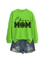 Détail à plat du sweat vert 'Cheer MOM' avec son short en jean délavé assorti - Vert Fluorescent (Impression Noire)