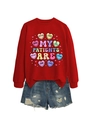 Set felpa rossa con stampa di cuori e pantaloncini in denim strappati su fondo bianco - S / Rosso