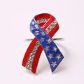 Detalle de servilletero lazo bandera USA con esmalte y pedrería de estrellas brillantes - Estilo Lazo