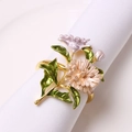 Rond de serviette marguerite avec fleurs roses et lilas sur serviette blanche - Doré
