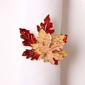Détail du rond de serviette en feuilles d'érable colorées sur une serviette blanche - Style Feuille d'Erable Emaille Coloré