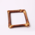 Détail d'un rond de serviette carré en bambou naturel avec finition carbonisée brune - Style Carré Marron