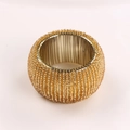 Rond de serviette artisanal en perles dorées avec un design tissé et perles rondes - Doré