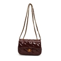 Borsa a tracolla bordeaux trapuntata con catena dorata e chiusura in metallo elegante - Borgogna